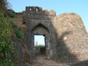 800px-Sinhgad_entrance 800px-Sinhgad_entrance